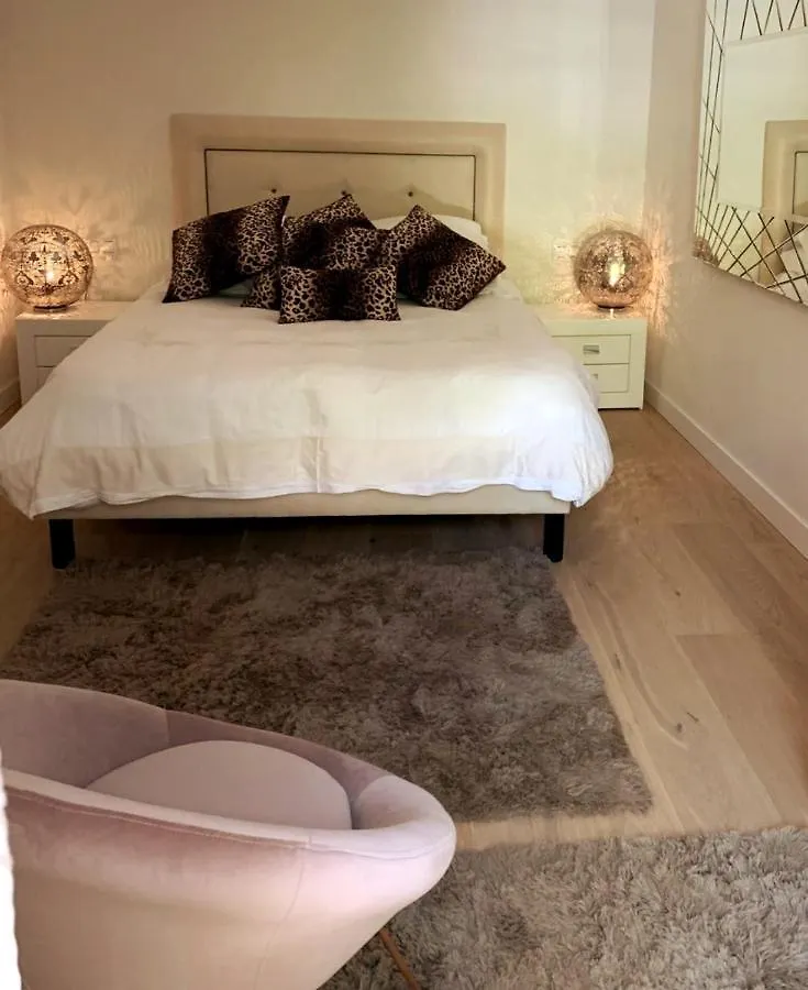 Marbella Playa Residencial Con Piscinaアパートメント